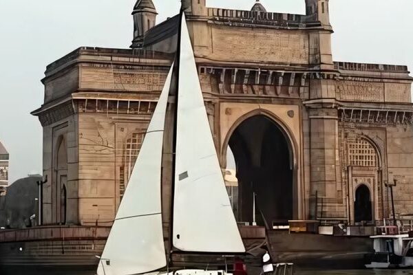 J24 sail yacht with cabin 600x400