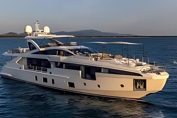 Azimut luxury motor yacht 600x400