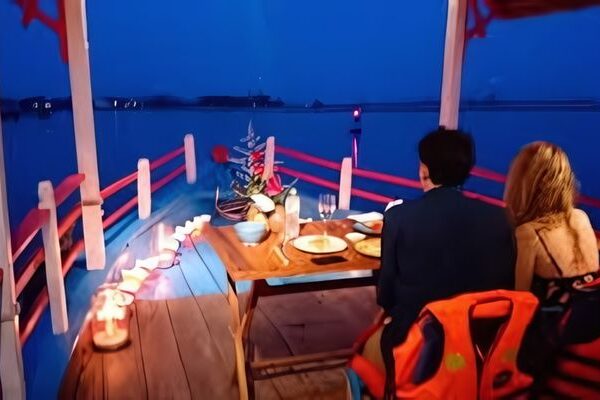 Candle light dinner of yacht 600x400