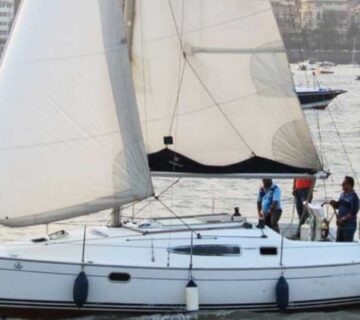 Private yatch sailing at gateway 360x320