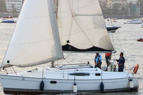Private yatch sailing at gateway 600x400