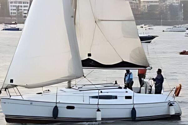 Sail yacht with cabin wahe guru 600x400
